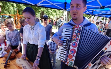 Hangszersimogató a Gyermeknapon