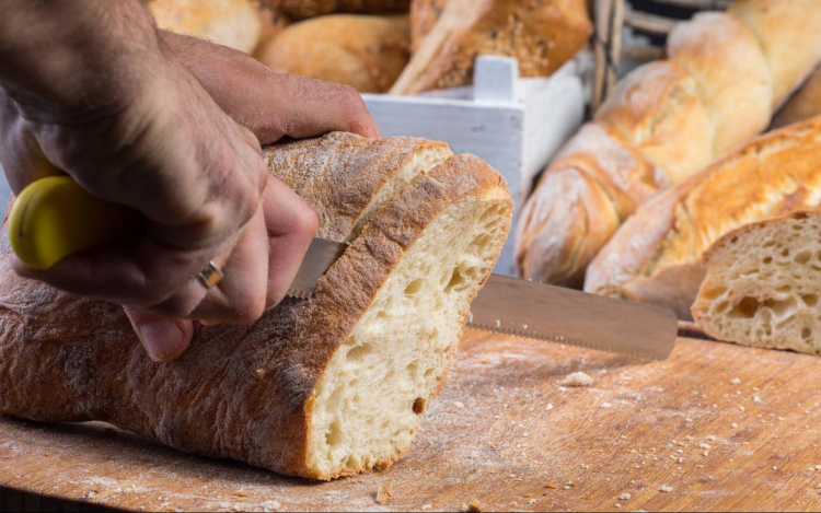 Takarékosabban bánnak a háztartások a kenyérrel