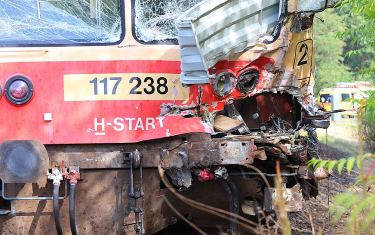 Pótkocsis teherautó ütközött személyvonattal Tiszaalpárnál