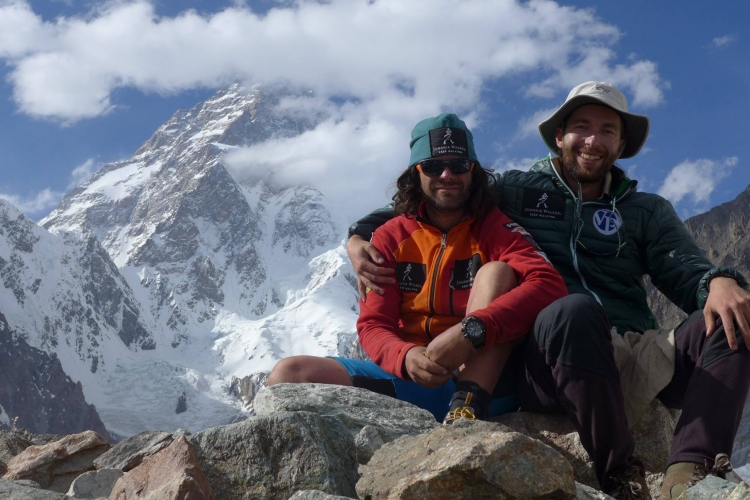 Az alaptábor felé tart a magyar Everest expedíció