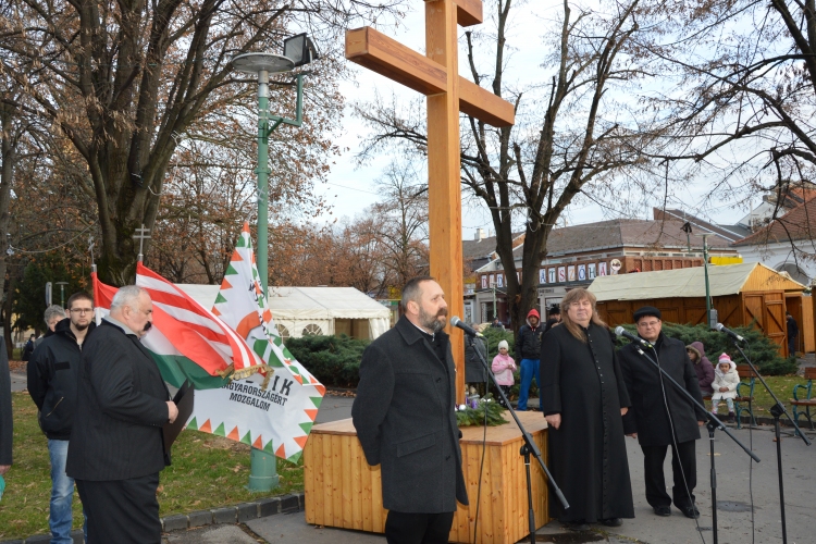 Álljunk meg egy percre a kettős kereszt alatt