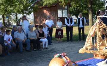 A gazdakörök lakói már megszegték az új kenyeret