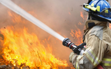 Kigyulladt egy járműtároló, több autót is érintett a tűz