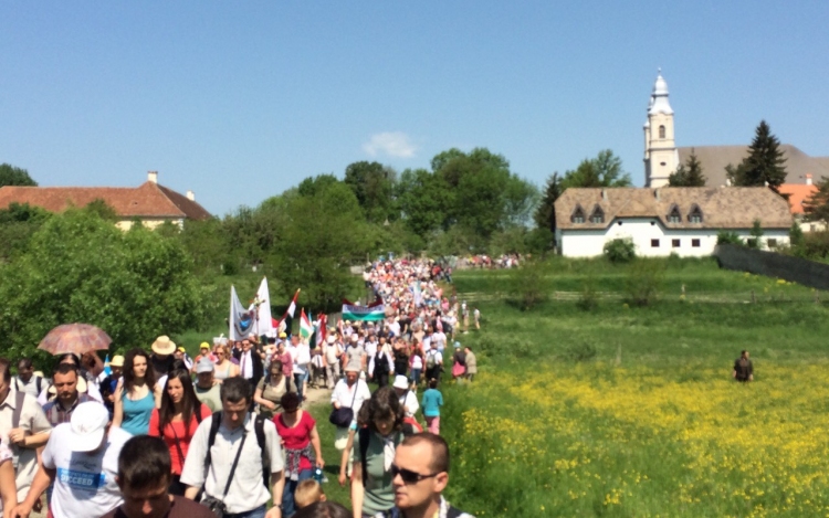 Csiksomlyón ragyogó napsütés kíséri a zarándokokat