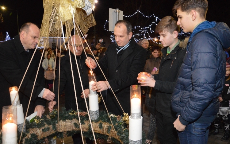 A negyedik gyertya a betlehemi lángról lobbant fel