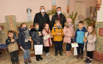Kupát, ajándékot és oklevelet kaptak a szilveszteri rajzpályázat nyertesei