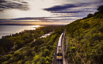 Kora ősszel is várja a vonattal utazókat a Balaton
