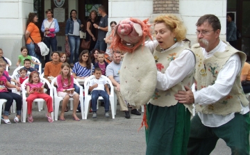 Gyerekszínház, sakkverseny, népdalénekesek...fesztiválozik a város