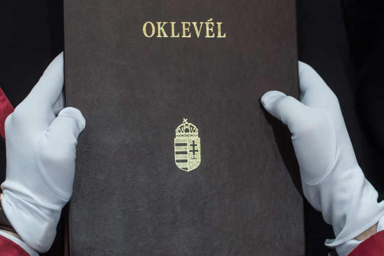 Nyelvvizsga nélkül is átvehető a diploma