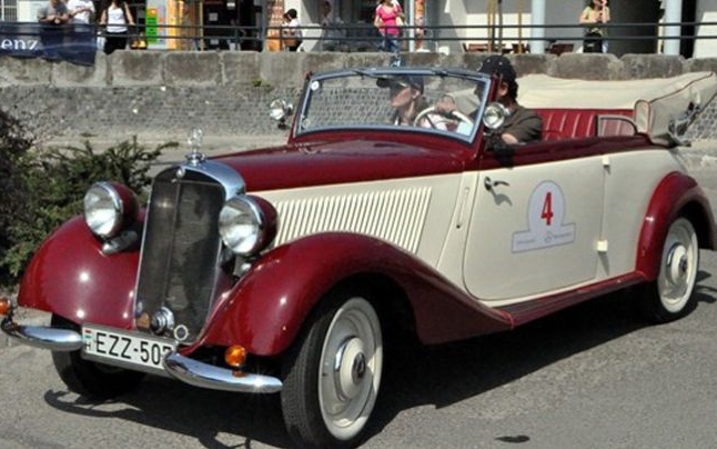 Közel 100 Mercedes-Benz veterán autó áll rajthoz hamarosan