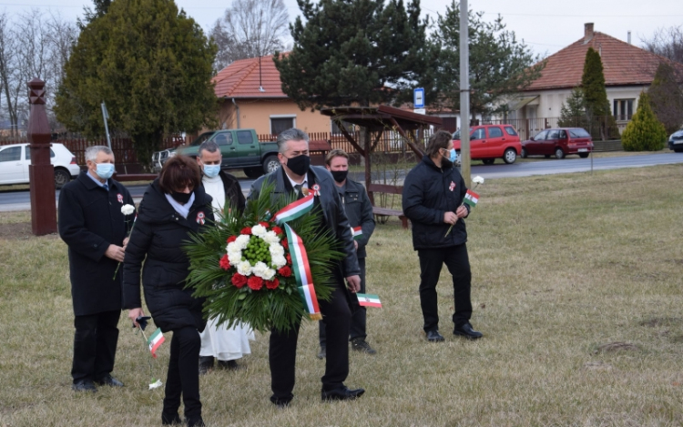 Koszorúzással ünnepeltek Petőfiszálláson is