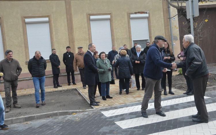 Hivatalosan is átadták a megújult Deák Ferenc utcát