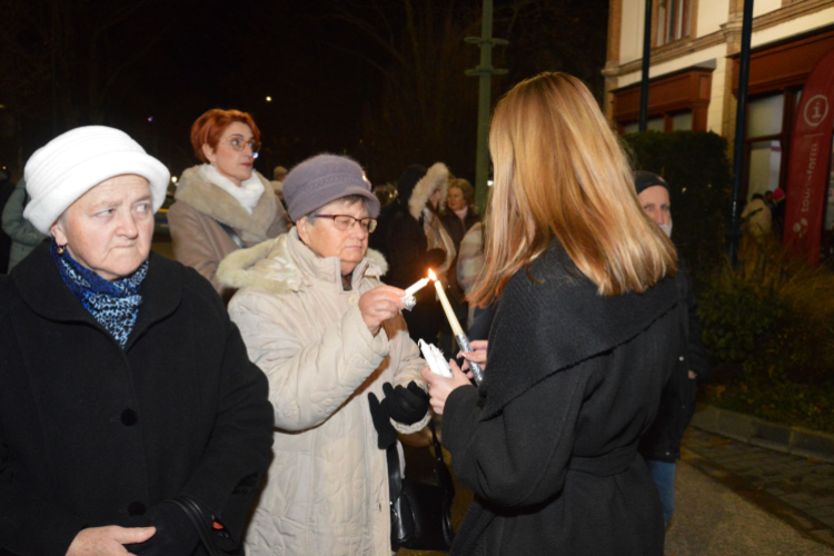 Lobog már a negyedik láng is városunk adventi koszorúján