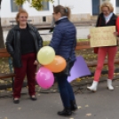 Forró teával és öleléssel várták a járókelőket