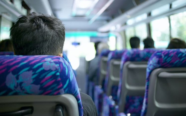 Továbbra is ingyenesen utazhatnak az egészségügyi, szociális és rendvédelmi dolgozók