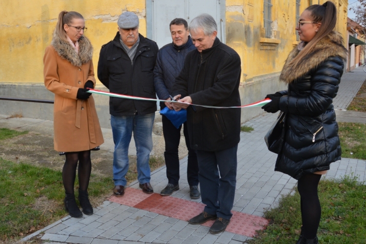 Megújult járdaszakaszt adtak át az 5. számú választókörzetben