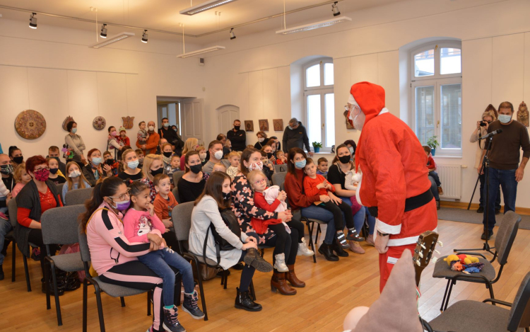 A könyvtárba már megérkezett a Mikulás