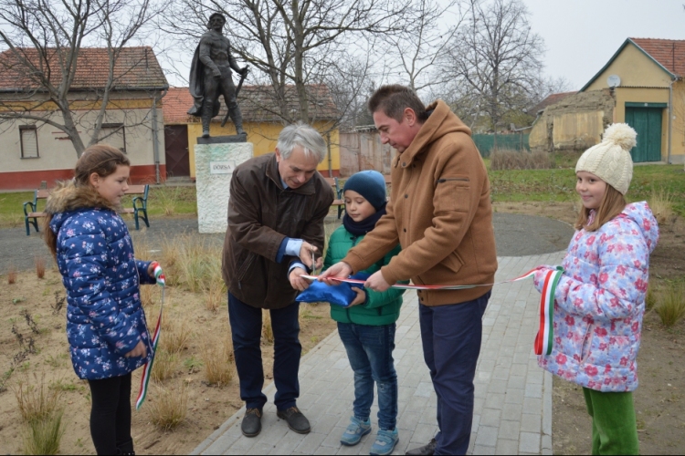 Dózsa György szobra a róla elnevezett utca végére került