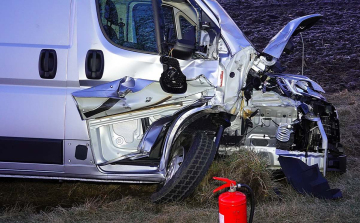 Traktornak hajtott a sötétben