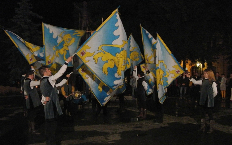 Késő esti csoda – Miénk itt a tér