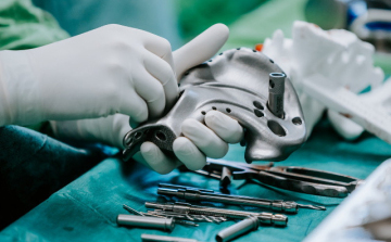 Először ültettek be speciális medenceimplantátumot Magyarországon