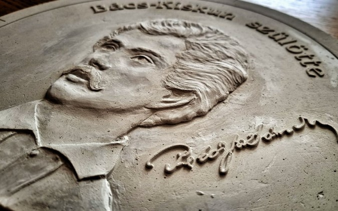 Petőfi portréját ábrázolja az új plakett