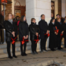 Lobog már a remény gyertyája is