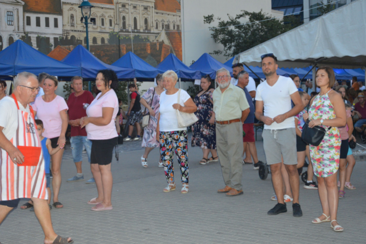 27 csapat versengett a halászléfőző versenyen