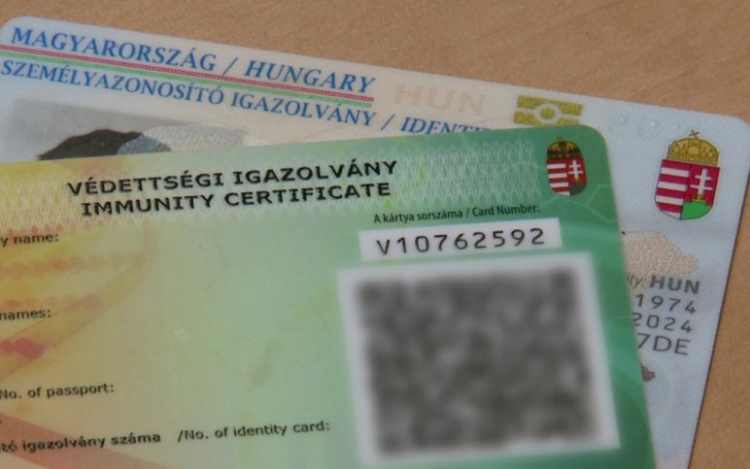 Akár öt év börtön is járhat a védettségi igazolvány hamisításáért