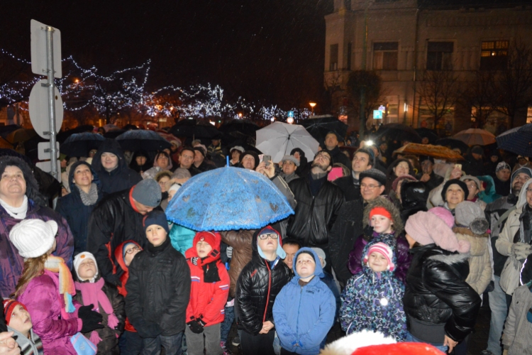 Felgyulladt az első adventi gyertya