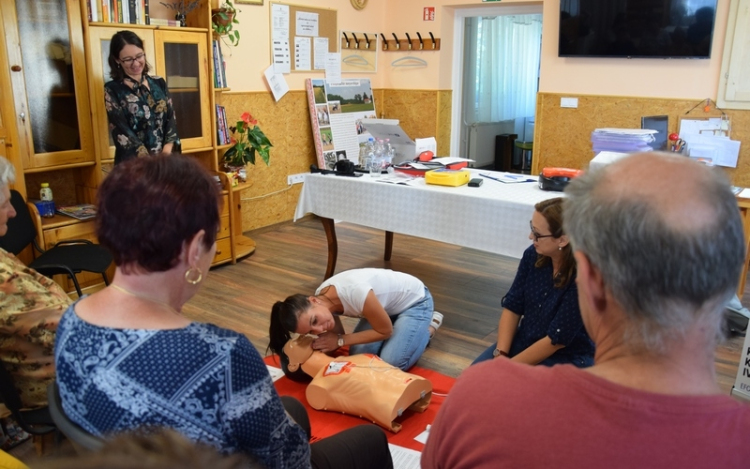 Az újraélesztést és a defibrillátor használatát gyakorolták Petőfiszálláson