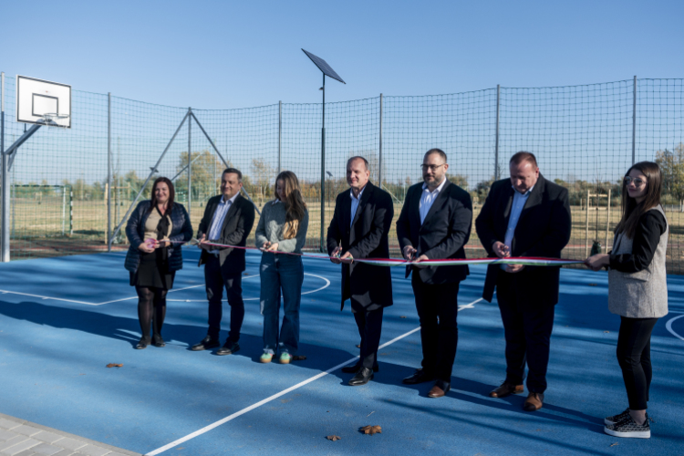  Átadták a megújult Vasas pályát Kiskunfélegyházán