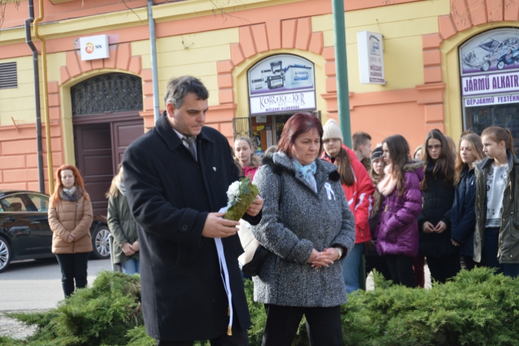 Főhajtással emlékeztek Móra szobra előtt