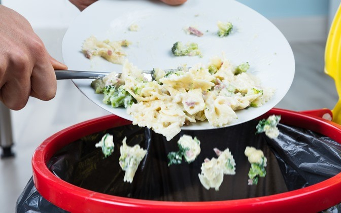 Ijesztő, mennyi ételt dobunk a kukába