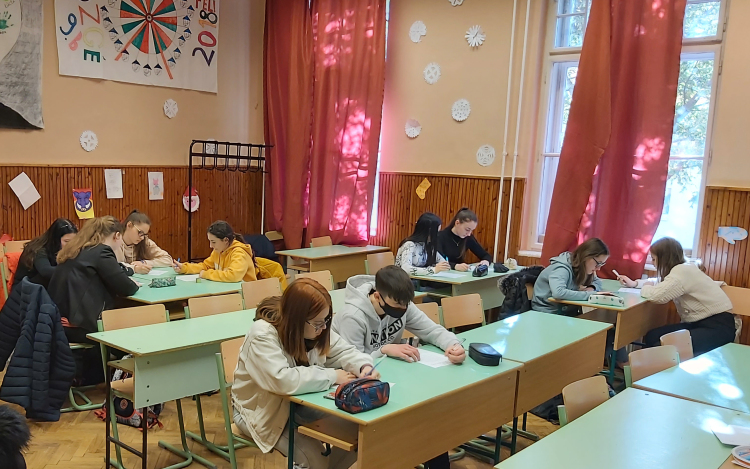 Komplex tehetségfejlesztést végez a Közgé Tehetséggondozás szabaduló szobával és vloggal