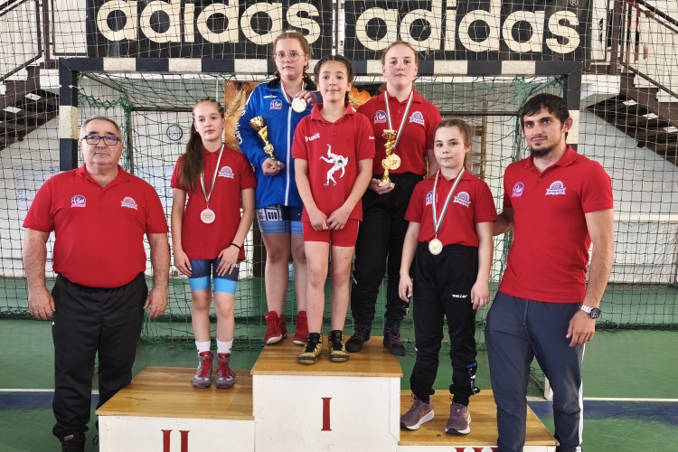 Remekeltek a birkózó lányok Szigetváron