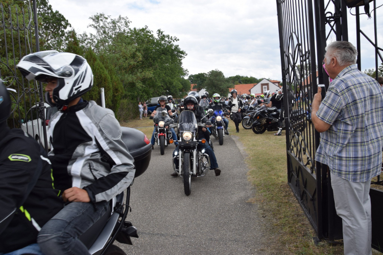 Motoros zarándoklat és emlékmű megáldása Petőfiszállás –Pálosszentkúton