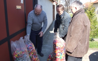 Gyűlnek a kupakok a beteg kisfiú segítése érdekében