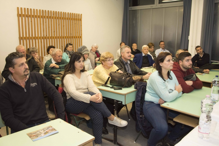 Lakossági fórumon számolt be a körzetben végbement fejlesztésekről Szamosi Endre