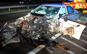 Szalagkorlátnak ütközött, majd totálkárosra tört egy autó az M5-ösön