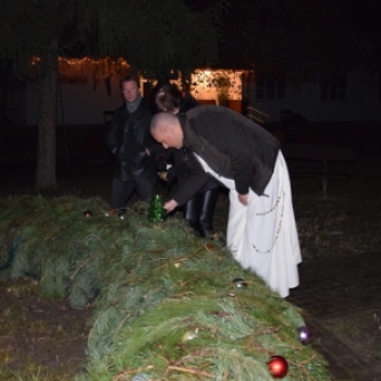 Petőfiszálláson is fellobbant az adventi gyertya lángja