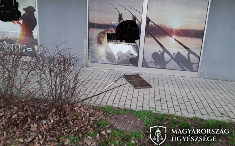 Horgászboltba tört be a zsályakereskedő