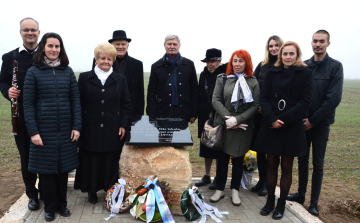 Emléktábla a dr. Táby-féle iskola emlékére