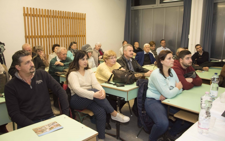 Lakossági fórumon számolt be a körzetben végbement fejlesztésekről Szamosi Endre