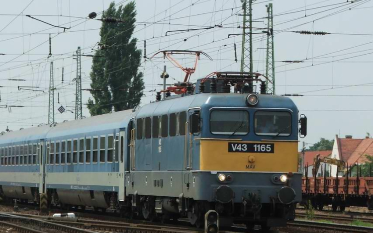 Hétfőtől vonatpótló buszok közlekednek a Kiskunhalas-Kiskunfélegyháza szakaszon