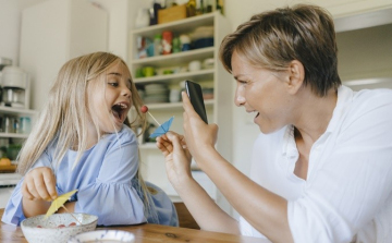 Soha ne töltsünk fel ilyen képeket a gyerekről