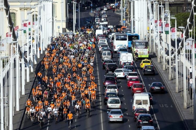 Több tízezer bringás gurult Budapesten