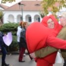 Forró teával és öleléssel várták a járókelőket