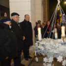 Lobog már a remény gyertyája is