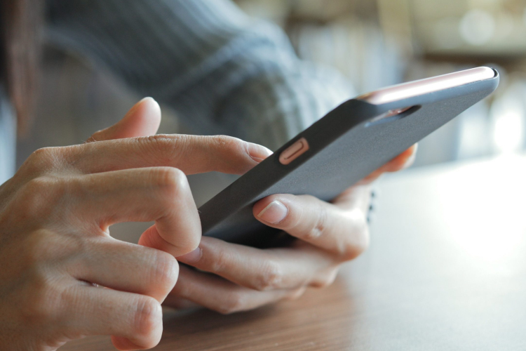 Androidosok figyelem: egy gombnyomás után hozzáférhetnek a telefon kamerájához